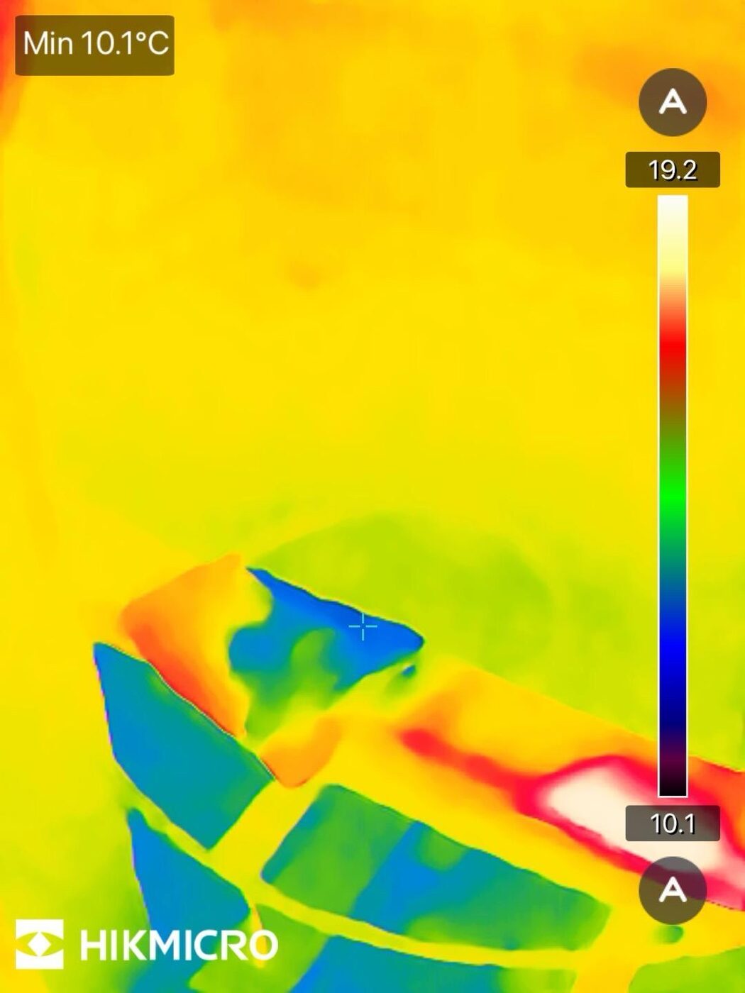 Thermal image: blue cold spots pinpoint moisture beneath the bath